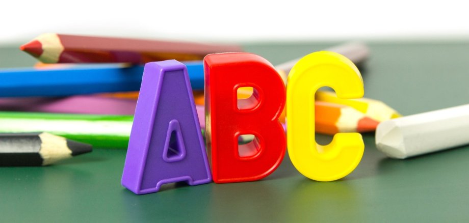 ABC mit Magnetbuchstaben geschrieben.