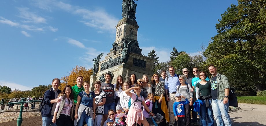 Acht Krifteler Familien mit vielen Kindern vor dem Niederwalddenkmal.