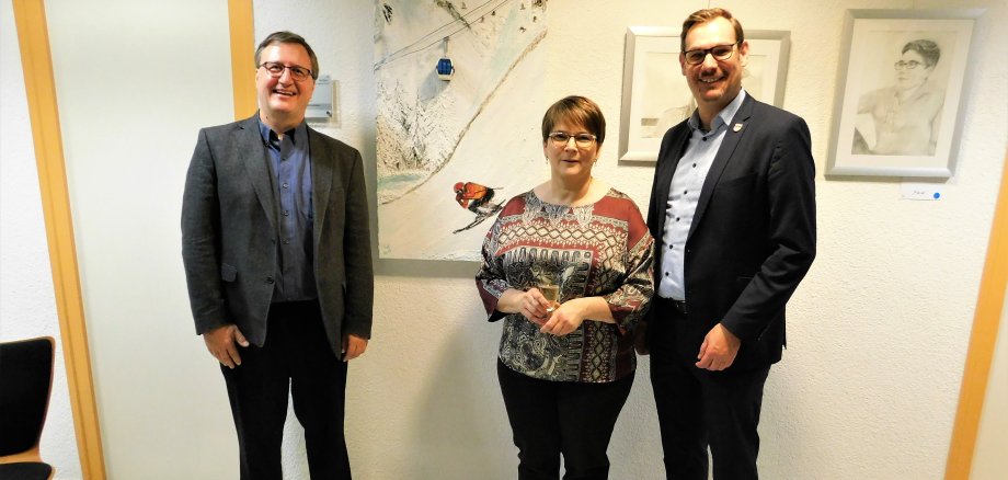 Die Künstlerin Kirsten Wötzold zwischen Bürgermeister Christian Seitz und Dr. Frank Fichert vom Kulturforum vor ihren Werken.