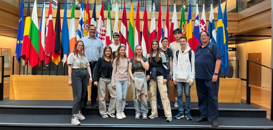 Bürgermeister mit Jugendlichen im Europaparlament
