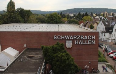 Ein Blick von oben auf das Dach der Schwarzbachhalle.