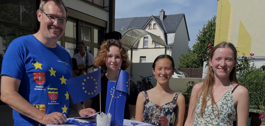 Bürgermeister SEitz im Europa-Shirt neben Jugendlichen.