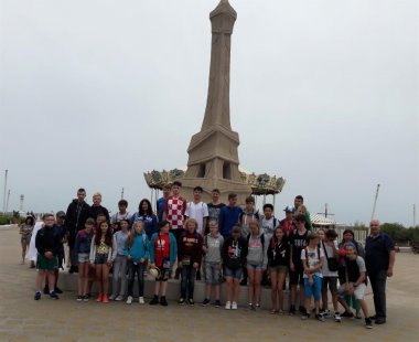 JUgendgruppe vor Eiffelturm aus Sand bei trinationalen Jugendtreffen 2018.