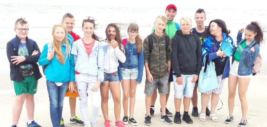 Jugendgruppe am Strand.