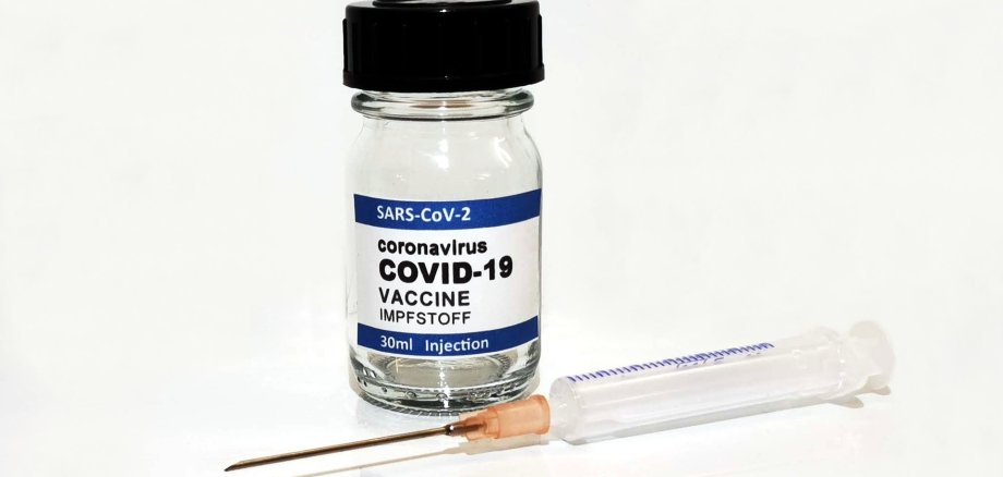 Impfstoff mit Spritze.