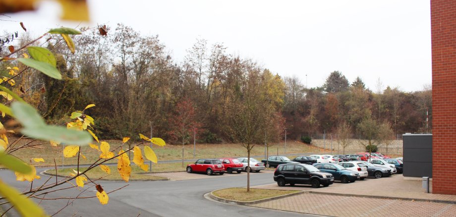 Hinter dem Parkplatz der Konrad-Adenauer-Schule ist noch Platz.