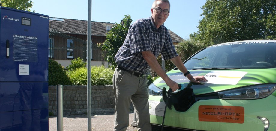 Franz Jirasek betankt ein Elektrofahrzeug der Gemeinde.