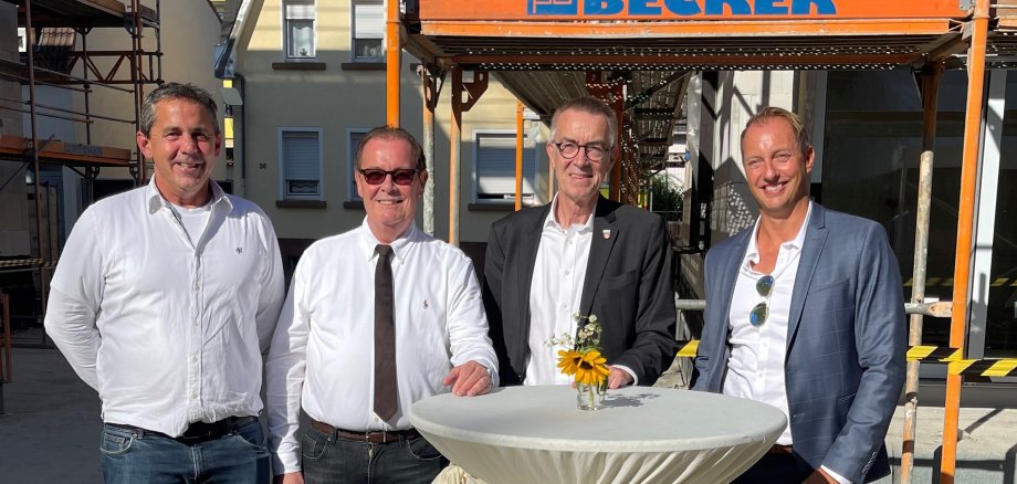 Franz Jirasek mit den Geschäftsführern der Projektgesellschaft Horn auf der Baustelle.