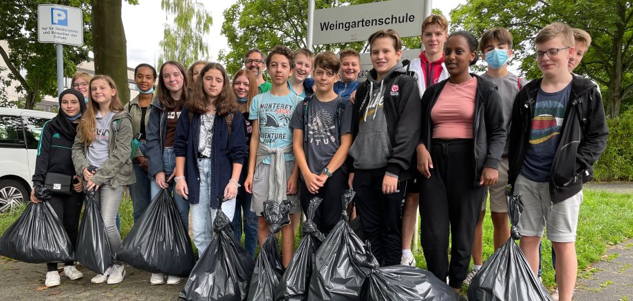 Schüler der Weingartenschule mit Müllsäcken.