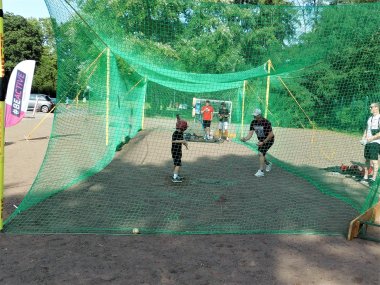 Kinder testen Baseball.