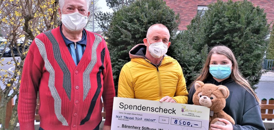 Bernhard Daubitz und seine Enkelin übergeben den Spendencheck an Bärenherz.