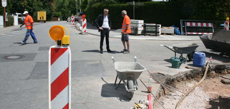 Ein Archivbild: Bauarbeiter in der Königsbergerstraße arbeiten am Fußweg vor der neuen Bushaltestelle.