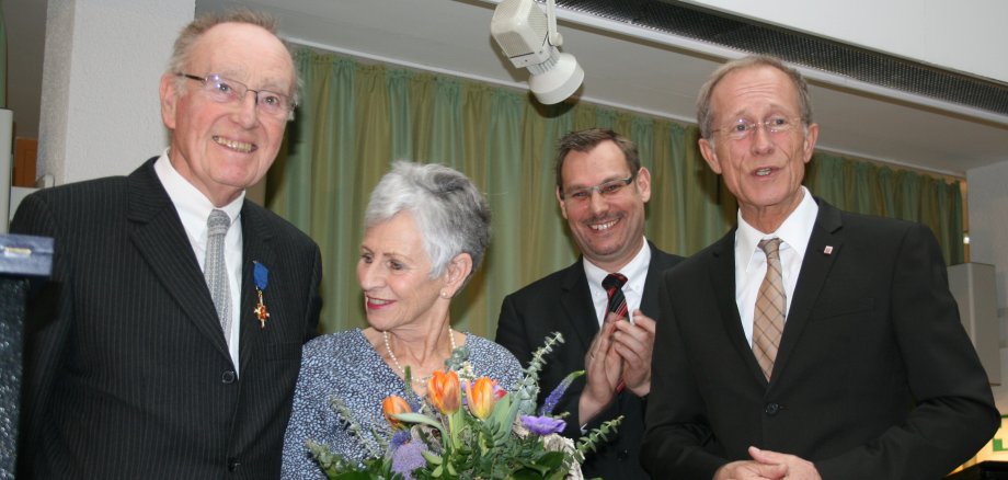 Schröder mit Ehefrau, Bürgermeister Seitz und Staatsminister Wintermeyer bei der Übergabe des Hessischen Verdienstordens.