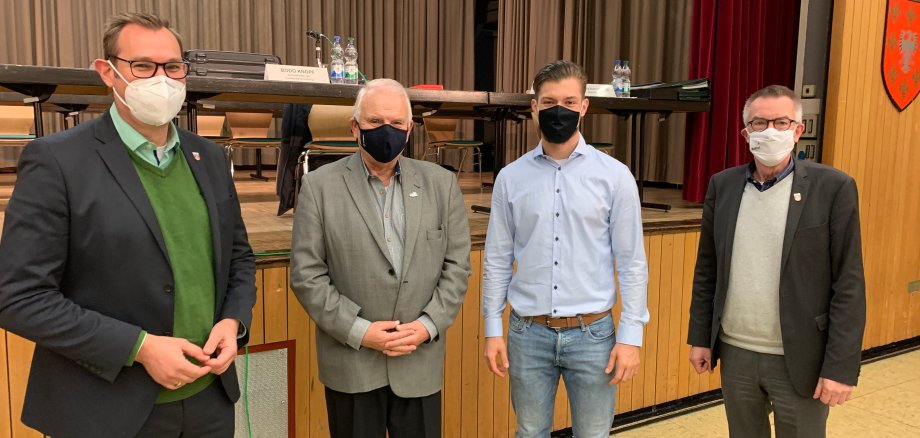 Karsten Vischer mit Bürgermeister Seitz, Bodo Knopf und Franz Jirasek in der Schwarzbachhalle. Alle tragen Masken.
