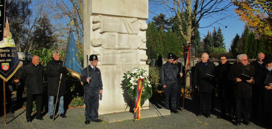 Viele Krifteler versammeln sich am Volkstrauertag auf dem Krifteler Friedhof vor dem Denkmal.