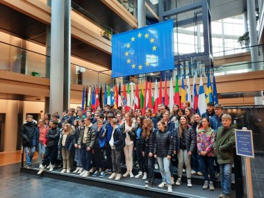 Die Schüler/innen im Europäischen Parlament.