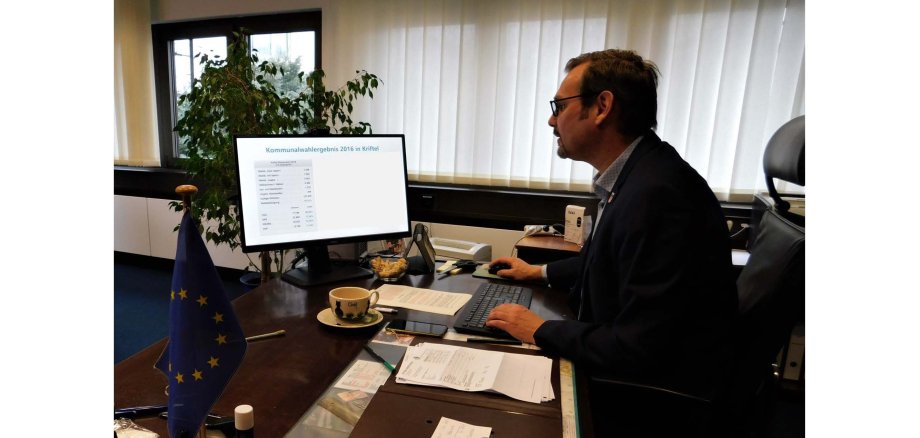 Bürgermeister Christian Seitz in seinem Büro vor dem PC.