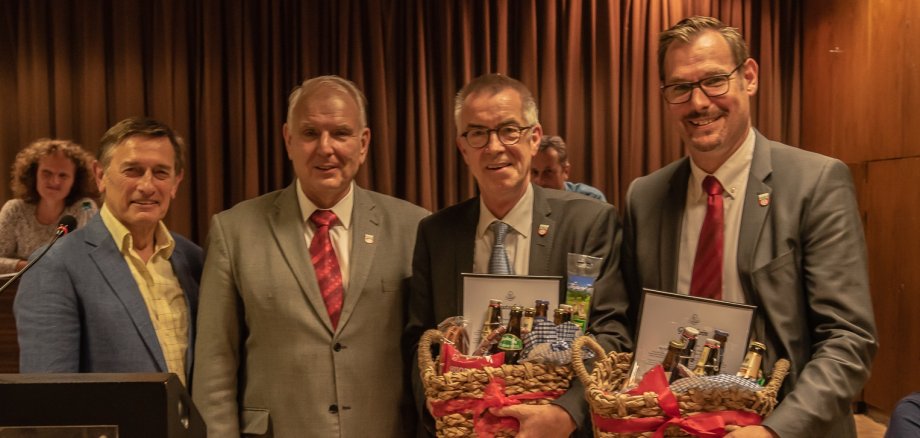 Seitz und Jirasek mit Geschenken, daneben Bodo Knopf und Hans-Joachim von Kiel.
