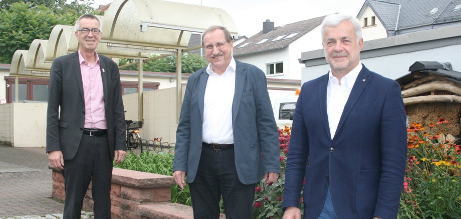 Franz Jirasek mit zwei Vorstandsmitliedern des VFE vor dem Rathaus.