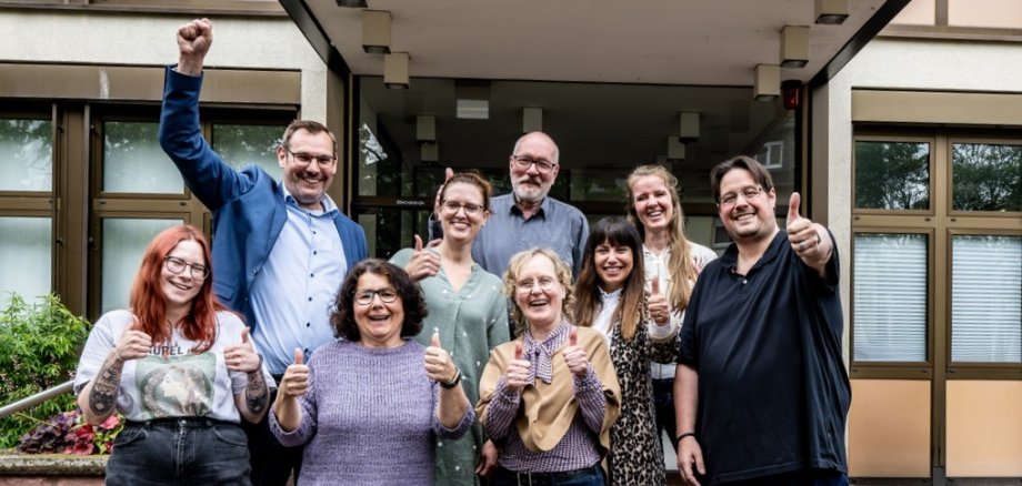 Die Urgesteine des Familienzentrums vor dem Rathaus.