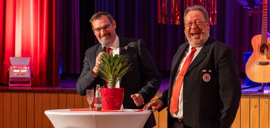 Bürgermeister Seitz mit dem neuen DRK-Vorsitzenden.