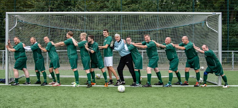 Das Promiteam beim Fußball im Tor.