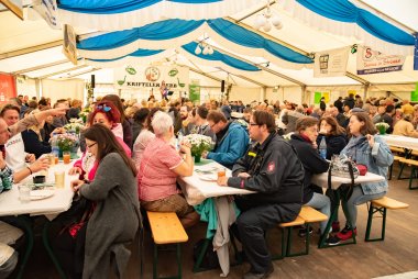 Volles Festzelt beim Frühshoppen am Montag.