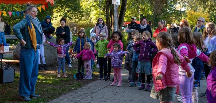 Kinder üben ein Musical ein.