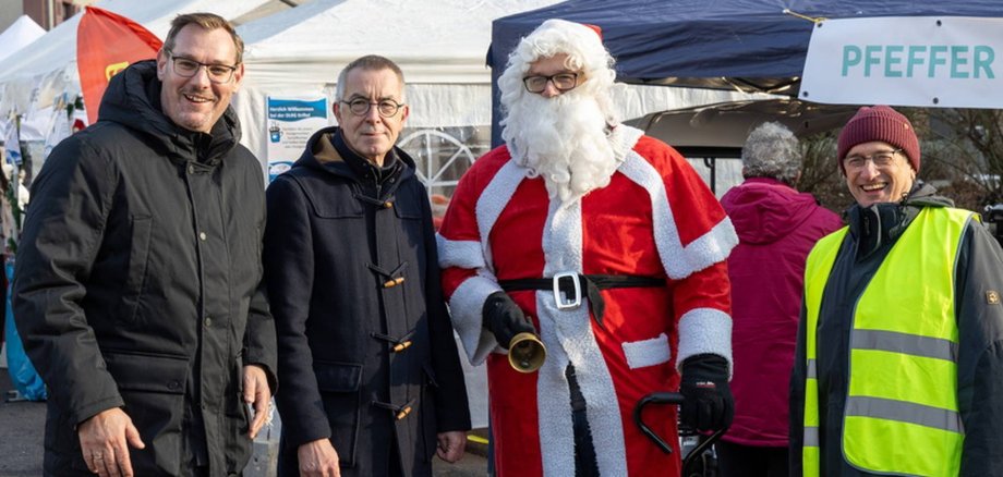 Die Rathausspitze mit Weihnachtsmann.