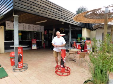 Dieter Veit vor dem Kiosk.