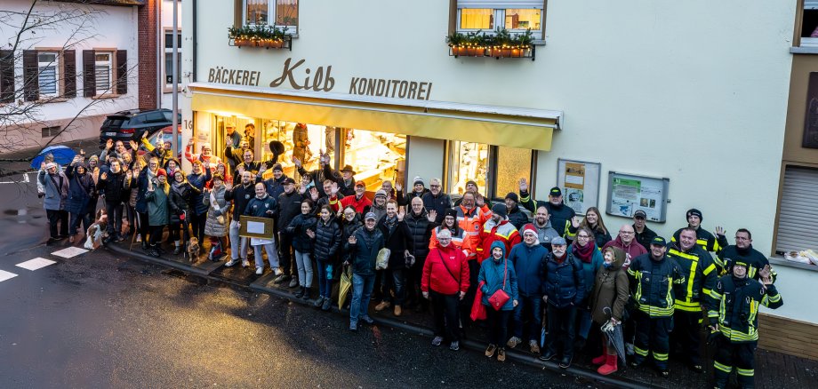 Eine Menschenmasse vor der Bäckerei Kilb.