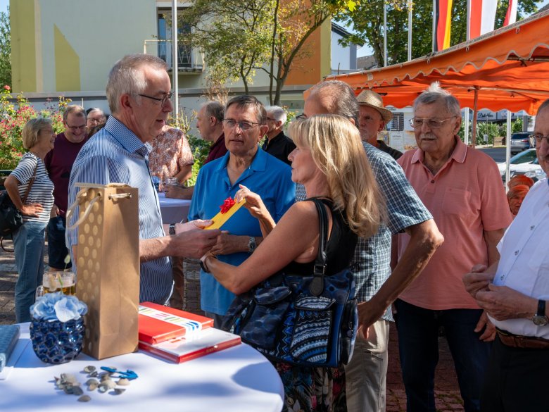 Jirasek vor dem Rathaus mit Vereinsvertretern.