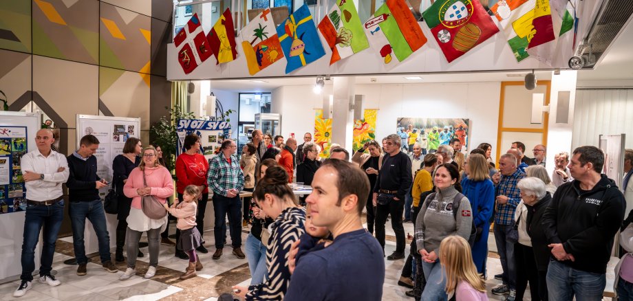 Viel los im bunt geschmückten Rathausfoyer.