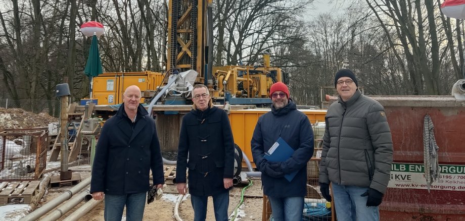 Vier Männer vor der Baustelle.