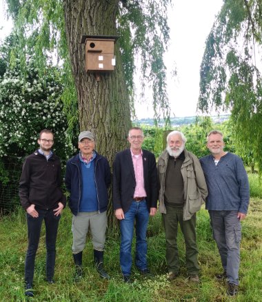 Das Vogelschutz-Team unter neuem Nistkasten.