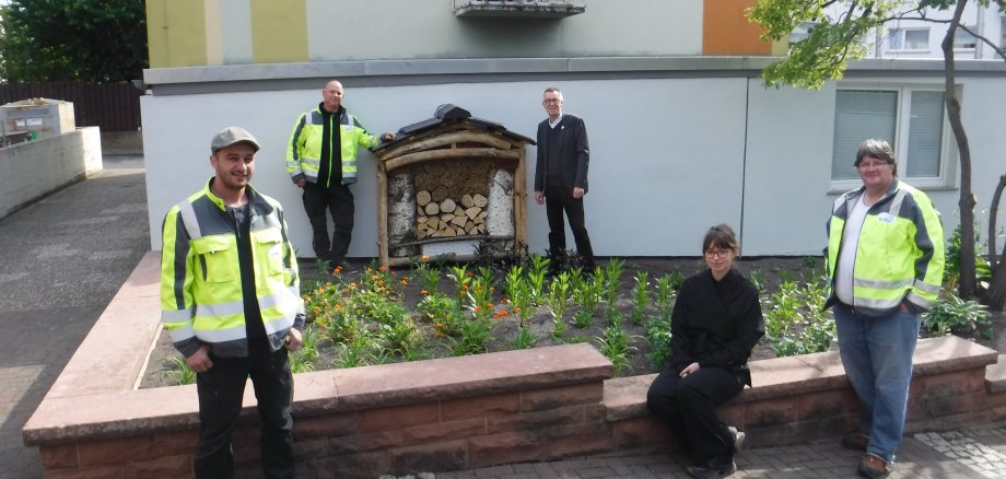 Das Bauhofteam mit Franz Jirasek neben dem Bienenhotel.