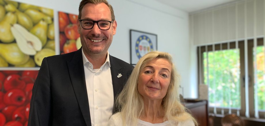 Bürgermeister Seitz mit Sladana Bressau in seinem Büro.