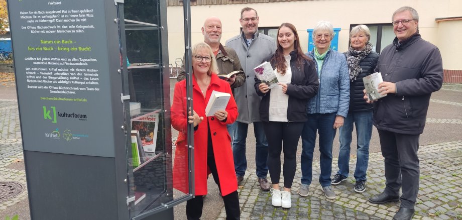 Die Spender vor dem Bücherschrank.