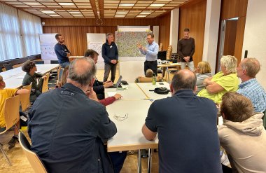 Groß und Klein im Rathaus.