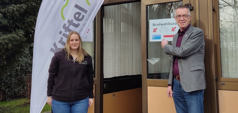 Jirasek und Mitarbeiterin vor dem Briefwahlbüro.