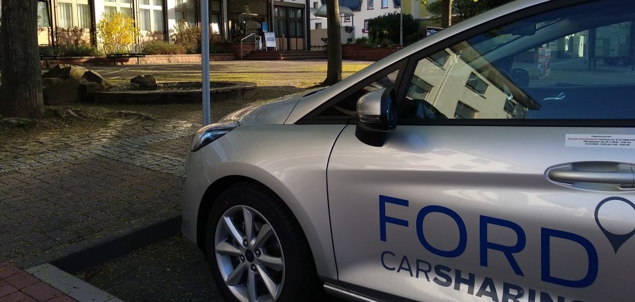 Das Carsharing-Fahrzeug auf seinem Stellplatz vor dem Rathaus.