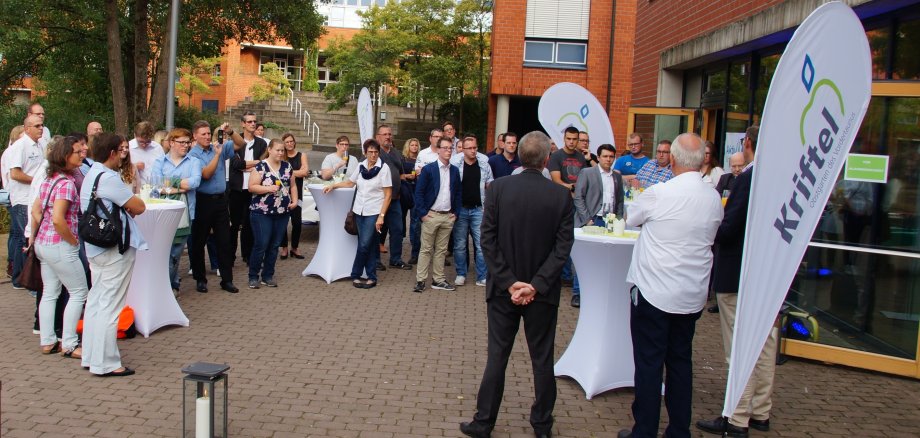 Großer Bahnhof vor der Konrad-Adenauer-Schule für Kriftels Ehrenamtler.