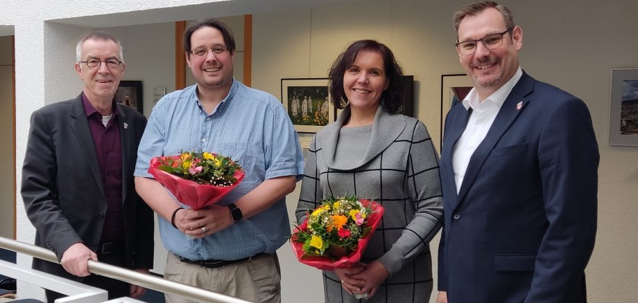 Scheurich und Fiore mit Blumensträußen.