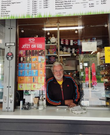 Dieter Veit schaut aus seinem Kiosk.