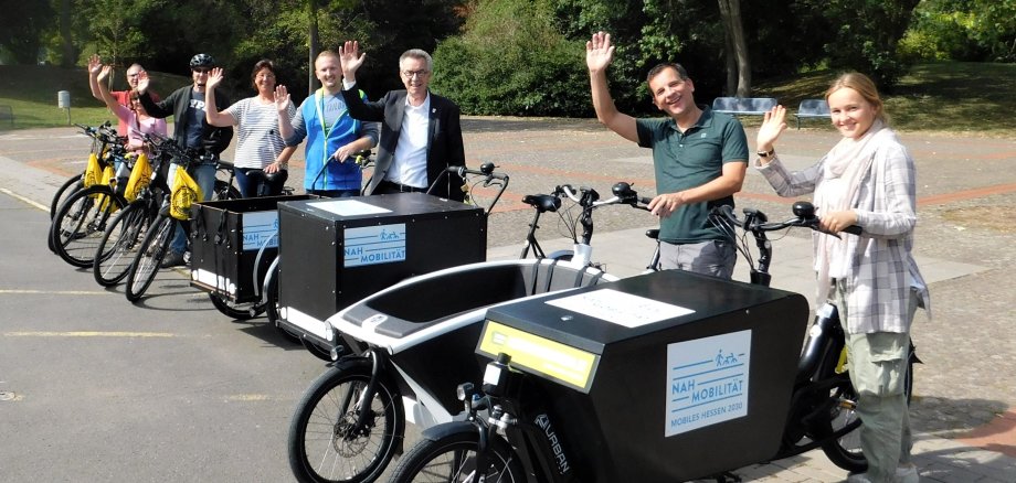 Die erste Ausleiher mit ihren BIkes auf dem Festplatz im Freizeitpark.