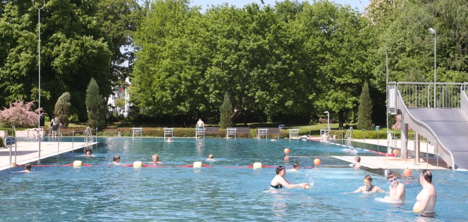 Das Schwimmbecken mit einigen Badegästen.