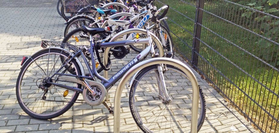 Ein überfüllter Fahrradständer.