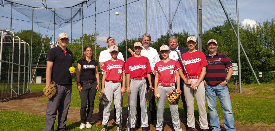 Gruppenbild auf Vereinsplatz mit Minister.