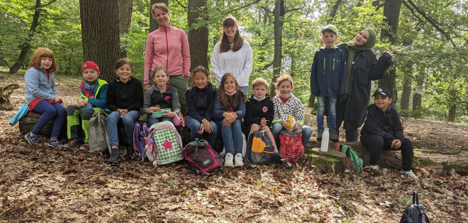 Die Kinder mit Betreuerinnen im Wald.