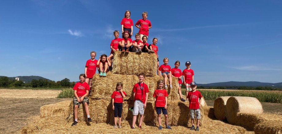 Ferienspielkinder auf Heuballen.